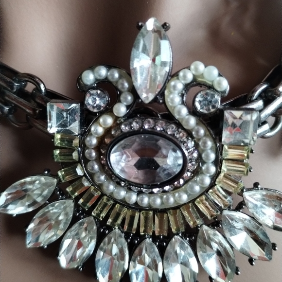 Statement Necklace - Radiance & Elegance Unveiled 🌠✨ (Pre-Owned) - Picture 5 of 7